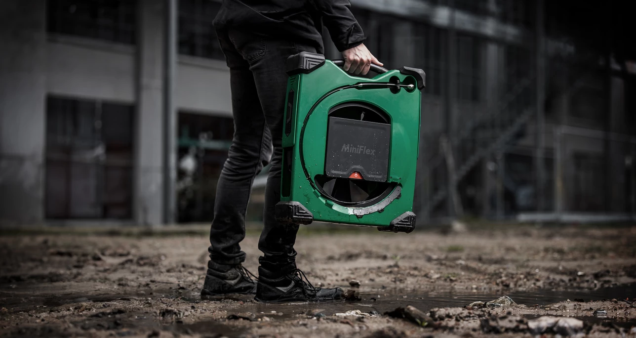 Man met een draagbare Miniflex in zijn hand